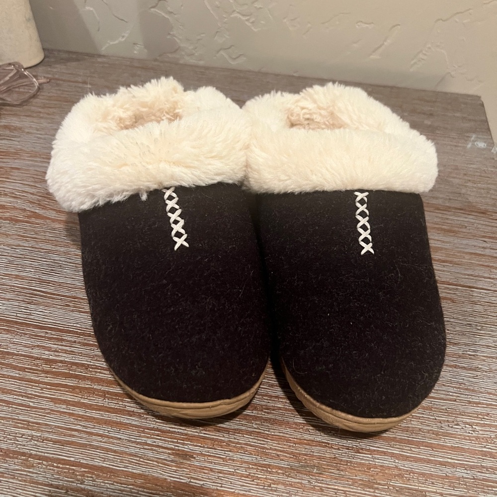 dearfoams Tan Slip-Resistant Sole Indoor Slippers